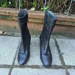 Cole haan Victorian style low heel black boots size 5.5